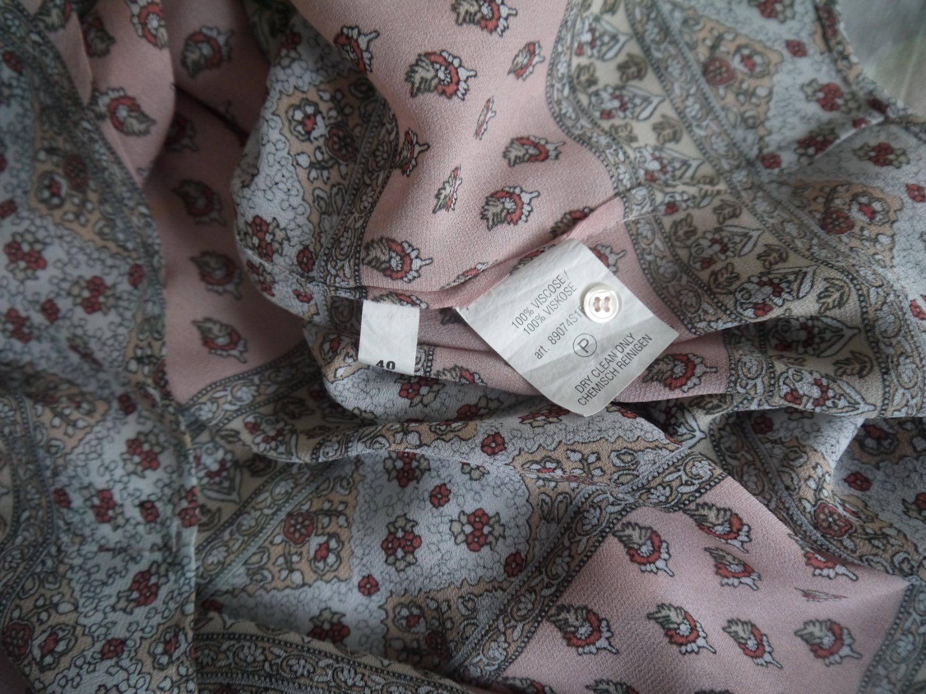 Repeat Camicette: REPEAT Bluse / locker geschnitten aus 100% Viskose / Gr.40 – Usato da Hagendorn venduto da Blaf 2