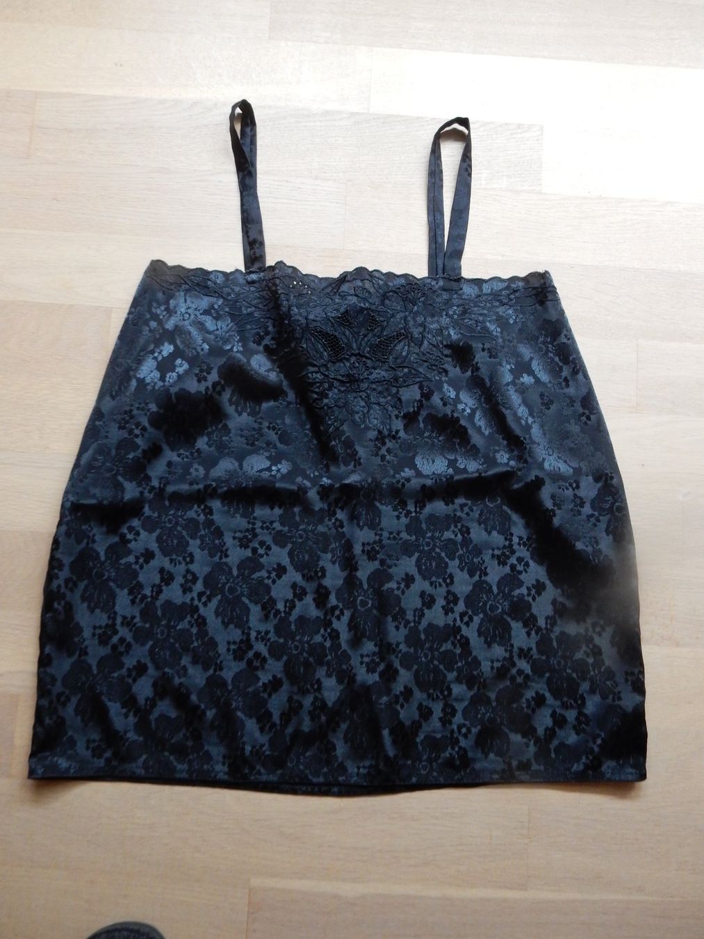 Top: klassiches Top in schwarz mit Spitzen + Blumendesign – Usato da Jona venduto da simongarden 7