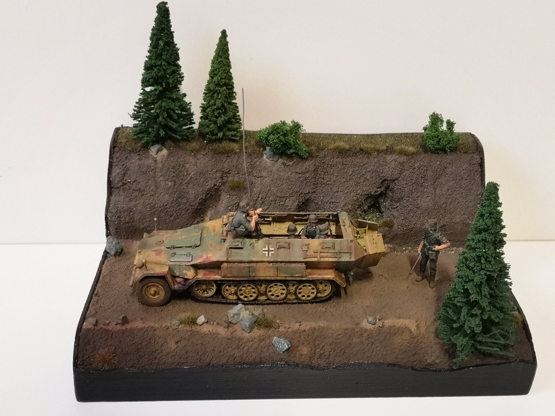 Modellbausätze & Standmodelle: 1:35 Diorama "Kettenfahrzeug" – Gebraucht aus Niederbipp von kevintifu20 1