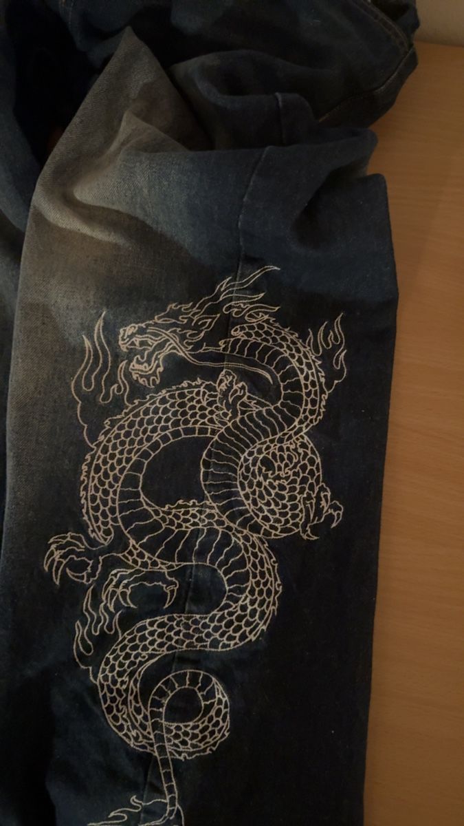 Bershka Jeans: Bershka Jeans mit Drachen Muster  – Usato da Worb venduto da sea_7cbl 1