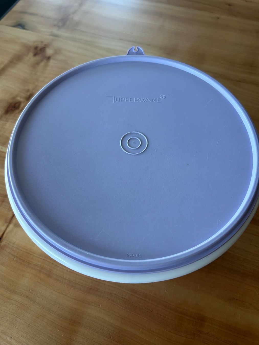 Tupperware Recipients et similaires: Tupperware Schüssel mit Deckel Lilla/Weiss – D'occasion à Kaltbrunn par lagone1 1