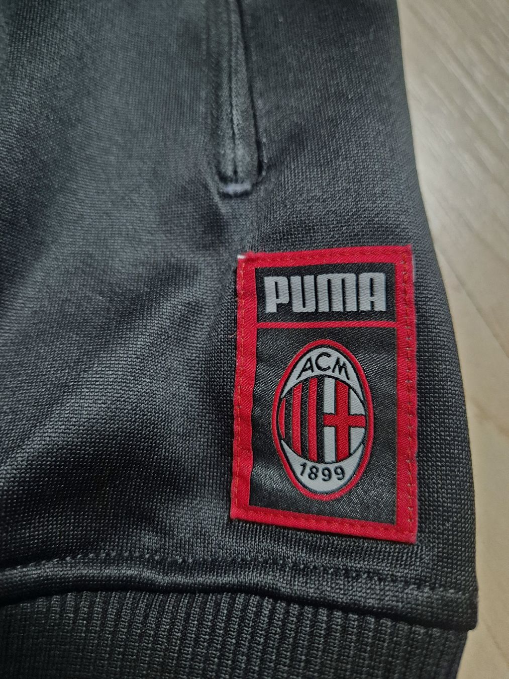 Puma Giacche: Puma 18/19 AC Milan Jacke Grösse L – Nuovo (secondo la descrizione) da St. Gallen venduto da CaliSunshine 2