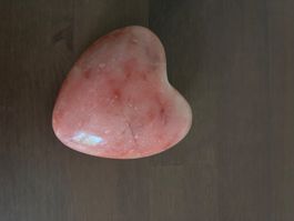 Pierre en forme de coeur rose polie bon état