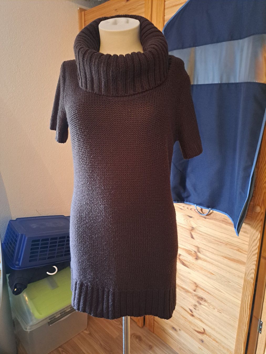 Tchibo Kleider: Strickkleid braun Kurzarm mit Rollkragen – Gebraucht aus Rafz von MuriFinn
