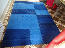 Très beau tapis bleu