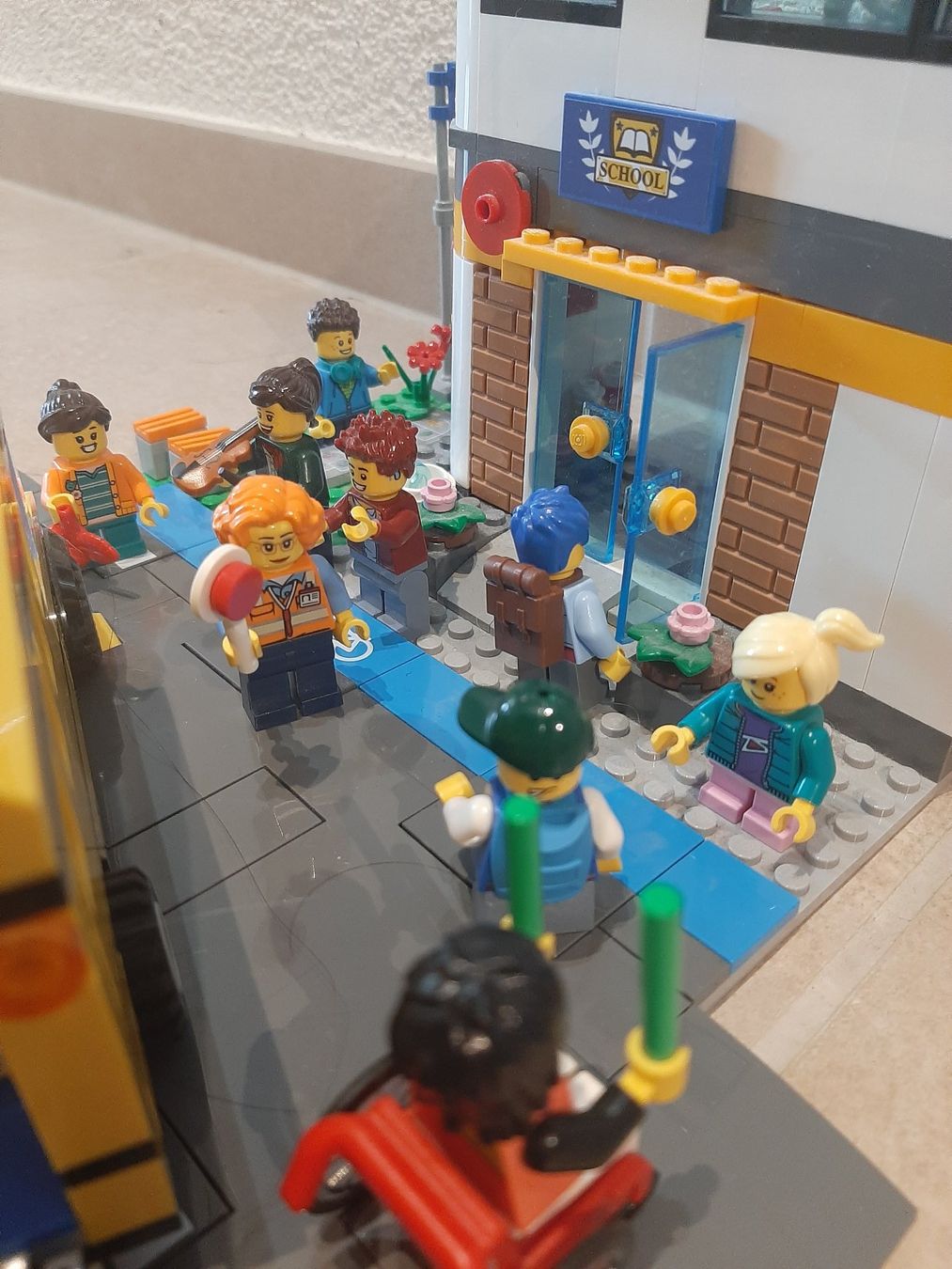 Lego Spielzeuge: Lego City 60329 Schule mit Schulbus – Gebraucht aus Laufen von Julie231004 1