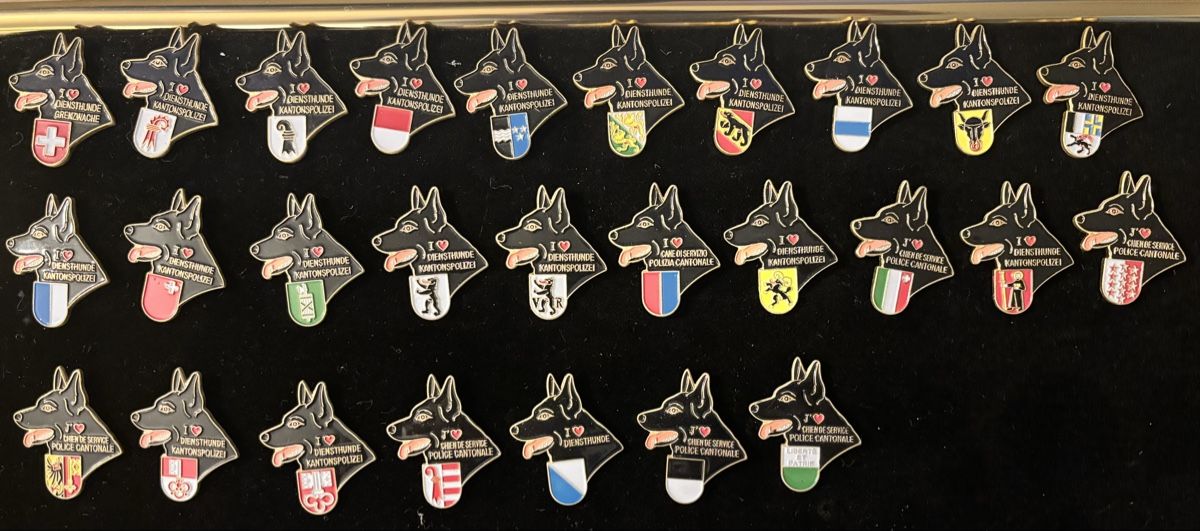 Plaquettes & Badges: Pin Diensthunde Kantonspolizeien  – D'occasion à Lausen par Eclipse4