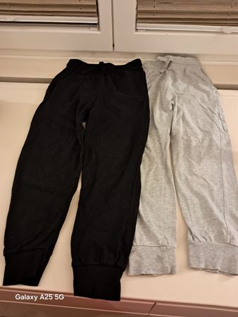 Lot de 2 pantalons jogging noir et gris taille 134