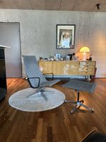 Eames Lounge Chair mit Hocker grau Metall gebraucht