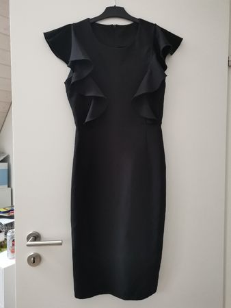 Schwarzes Kleid mit Rüschen / S / 36 /Elegant