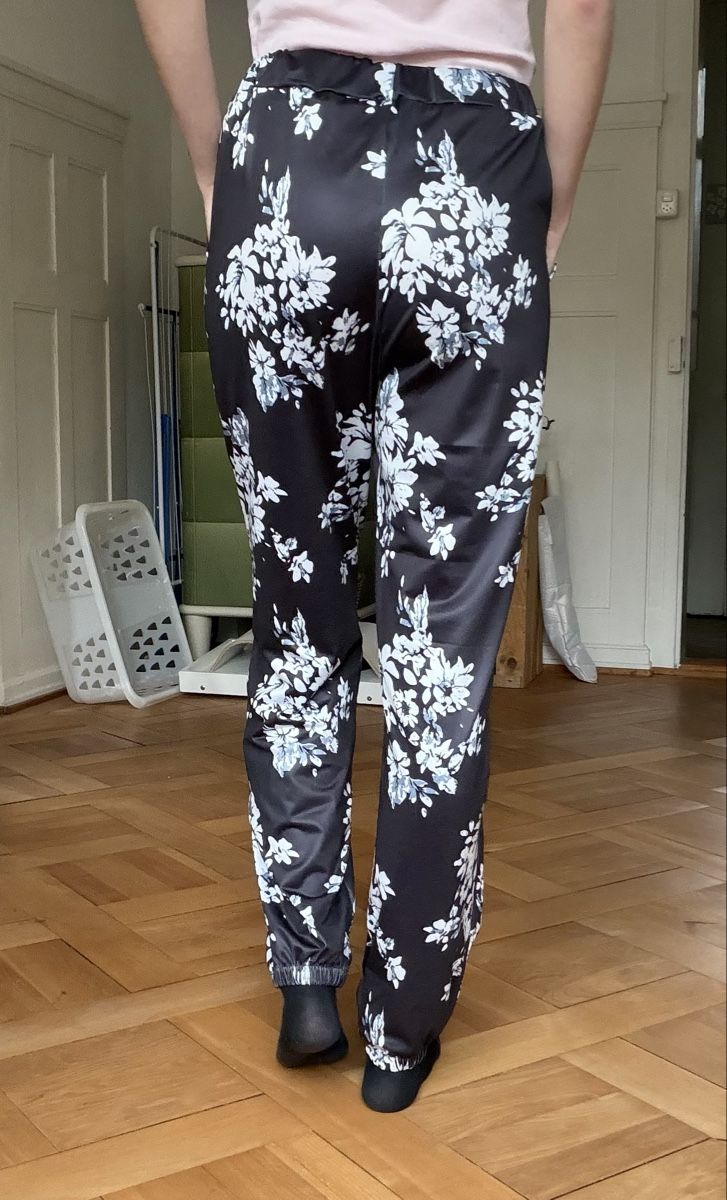 Pantaloni: Schwarze Sommerhose mit Blumenmuster – Nuovo e nell'imballaggio originale da St. Gallen venduto da sas_gd8m 1