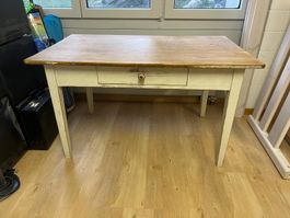 Charmanter Shabby-Chic Tisch