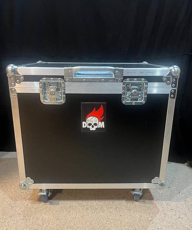 Musikinstrumente: Box Of Doom - iso cab guitare – Gebraucht aus Vullierens von dro_bs22
