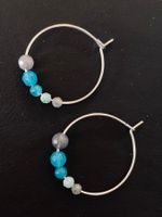 Créoles argentées avec pierres et verre taillé bleu