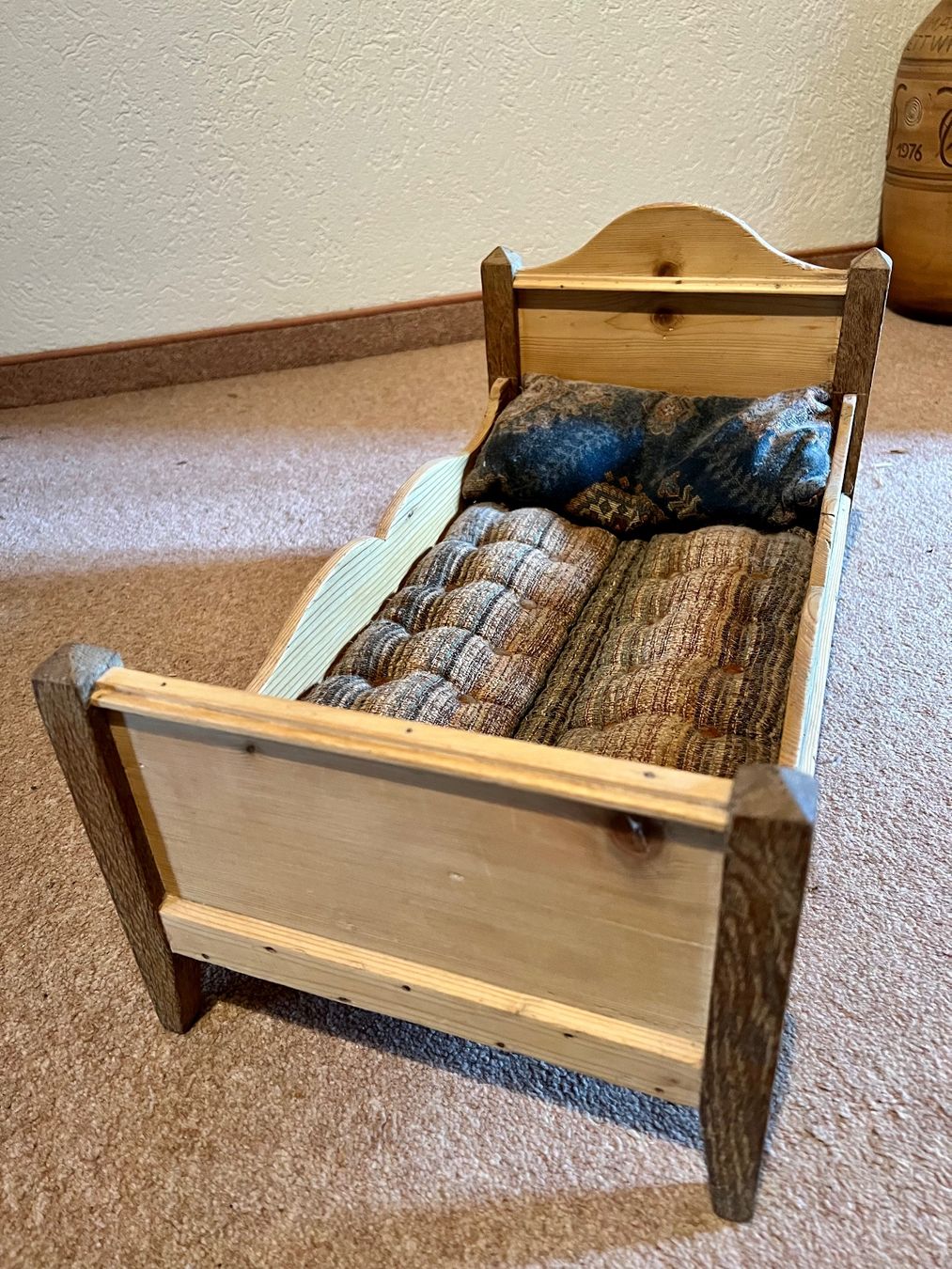 Spielzeuge: Antikes Puppenbett von ca 1952 – Gebraucht aus Wittenwil von mx5mx5 2