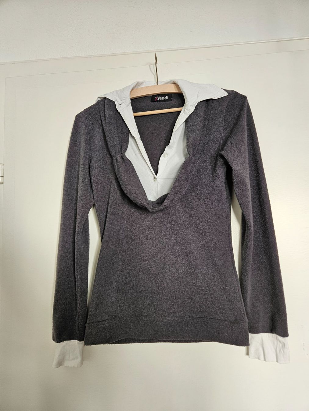 Tops: Langarm-Oberteil grau mit Fake-weisser Bluse Gr.S/M – Gebraucht aus Schaffhausen von sabrina915