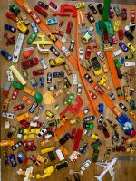 Sammlung diverser Spielzeugautos und Zubehör