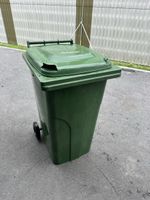 Gut erhaltene grüne Kehrichttonne mit Deckel & Rädern