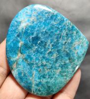 Jumbo Cabochon L-7231– Neon Apatit Herz 59x57x6 mm 235 Karat