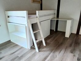 Hochbett weiss mit Schrank und Regal