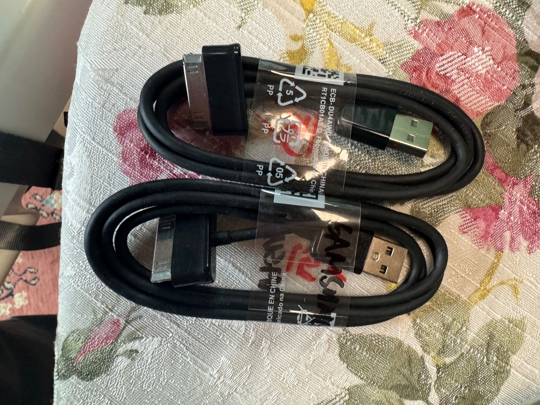 Samsung Kabel: 2 Cables USB Samsung vieux modèle – Neu und originalverpackt aus Kehrsatz von cashswiss2