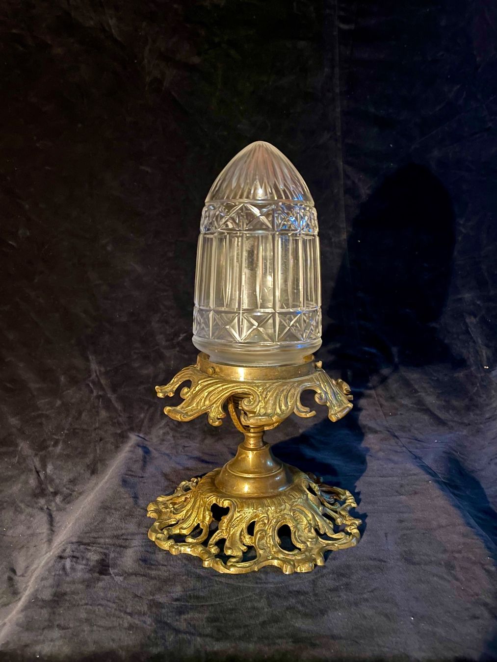 Lampadari & plafoniere: Plafonnier 20 ème, Obus ciselé et laiton. – Usato da Prez vers Siviriez venduto da Mistinguette