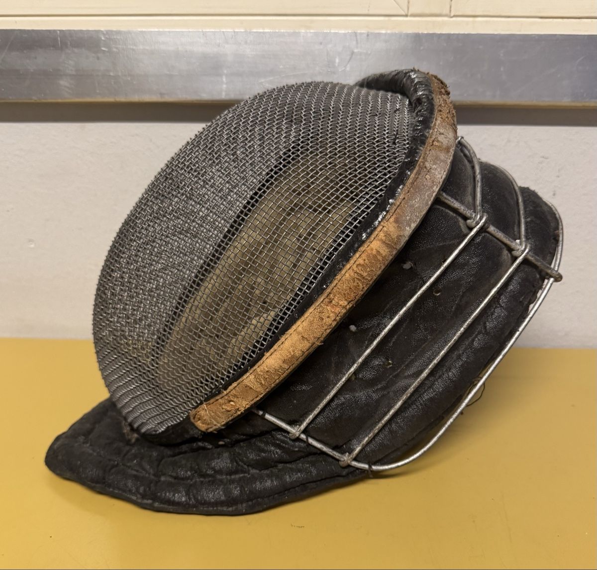 Antike Kleidung & Accessoires: Alte Kopf Helm  – Gebraucht aus Schlieren von Freundlich02