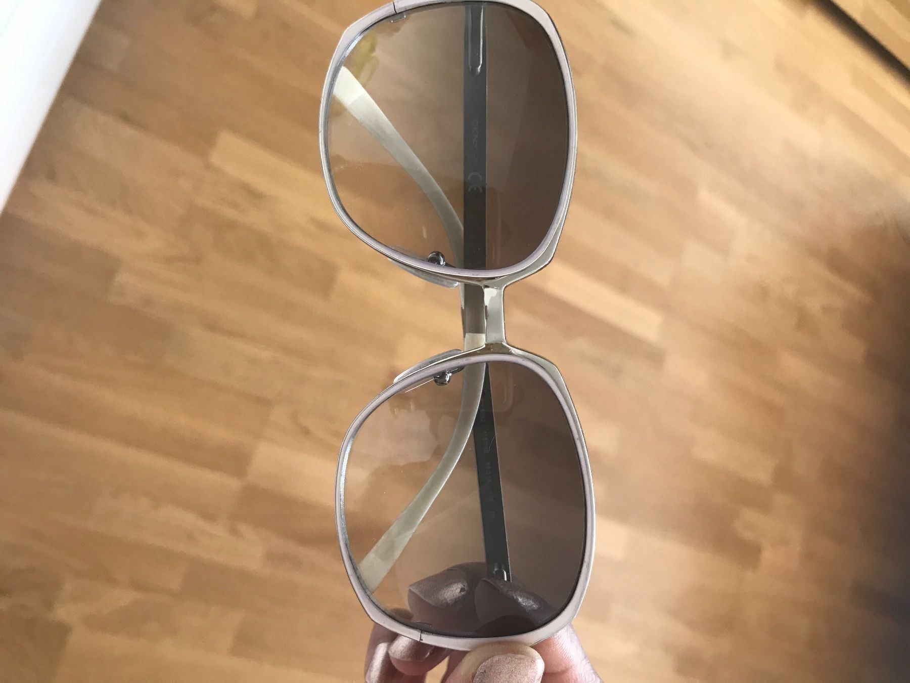 DKNY Occhiali & Lenti: DKNY sun glasses white rim – Usato da Affoltern am albis venduto da onlyrose123 1