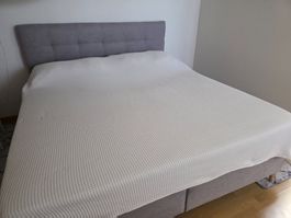 Boxspringbett grau mit Kopfteil