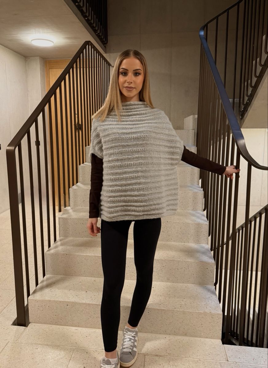 Maglioni & Felpe: Strickponcho Damen Grösse L – Nuovo (secondo la descrizione) da Regensdorf venduto da aid_hl7v 3
