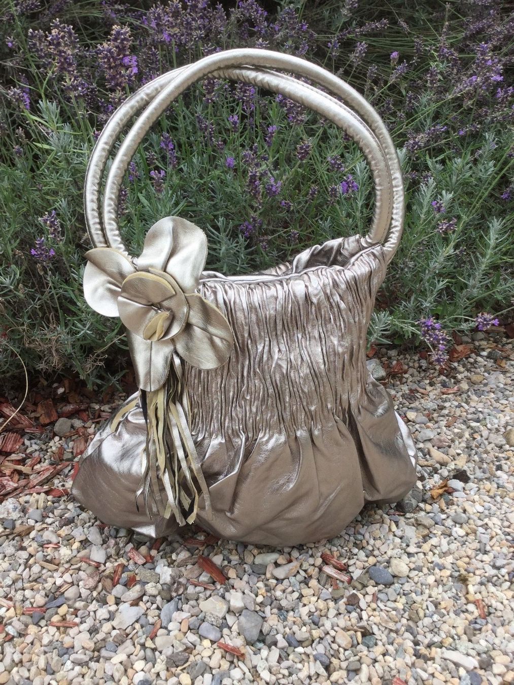 Taschen für Damen: Sac à main ballon brillant avec fleur – Neu und originalverpackt aus Agiez von chouchanelle