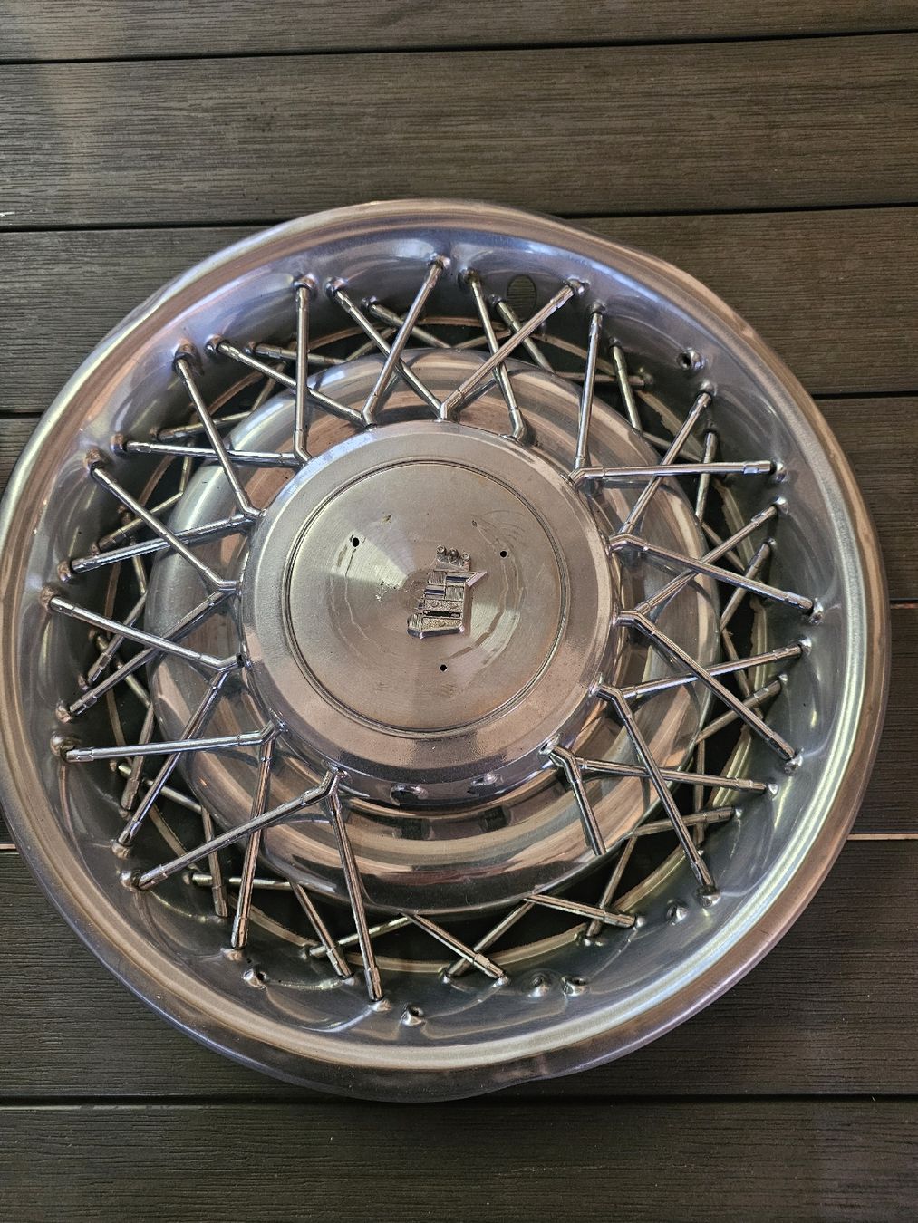 Cadillac Tutti pezzi di ricambio auto: 3 Cadillac Radkappen, Oldtimer. Durchmesser ca. 41cm – Usato da Meisterschwanden venduto da Luluku 3