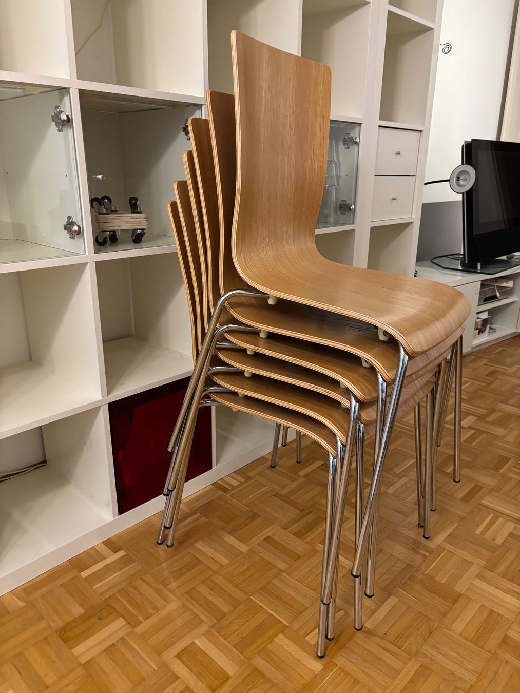 Stühle: 6 Stühle stapelbar – Gebraucht aus Basel von bho_m8z8 2