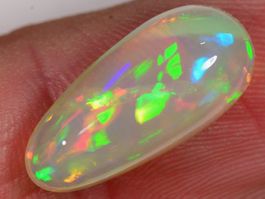 4.4 Karat - Tropfenförmiger Welo Opal mit Streifen