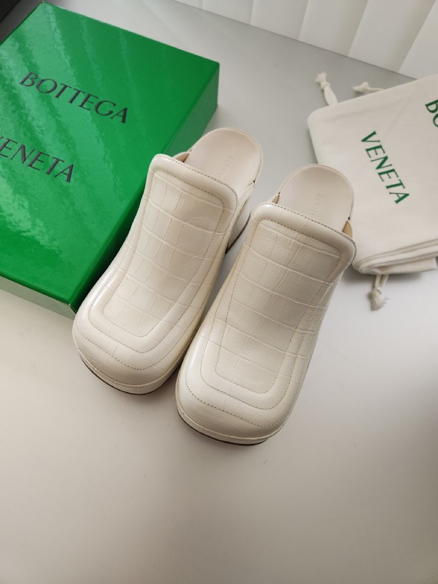 Bottega Veneta Chaussures femmes: Bottega Veneta White Leather Platform Mules Size 37 – Neuf (Voir description) à Basel par TIMELESS-FASHION 1