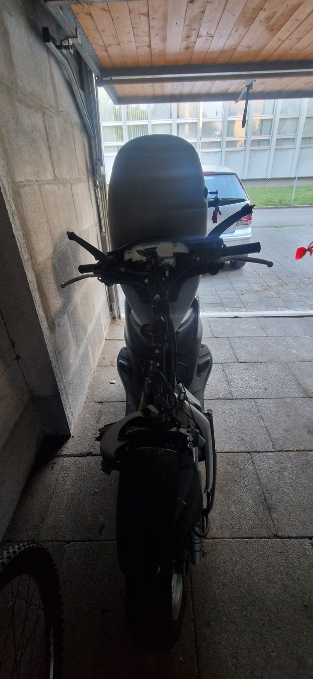 Piaggio Scooter: Piaggio Fly 125, Roller defekt inkl. Topcase ab 1.- – Difettoso da Biel/Bienne venduto da YVNES 1