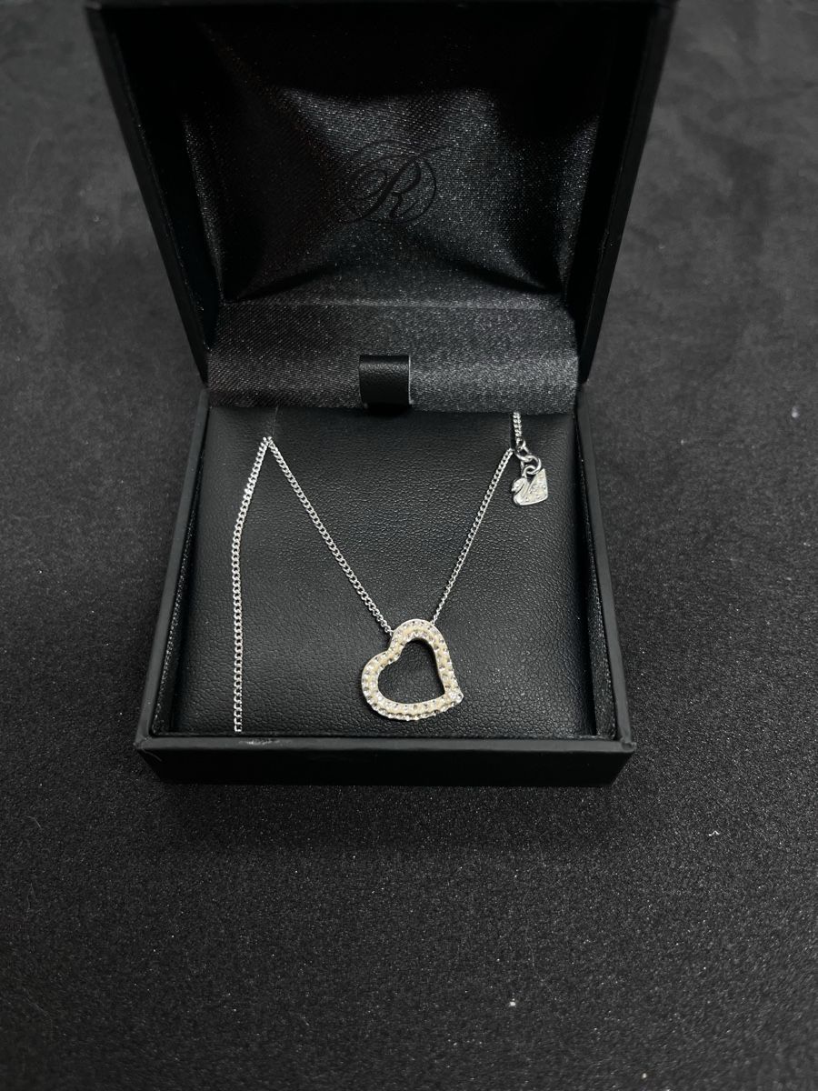 Swarovski Catenine: Silberfarbige Halskette mit Herzanhänger. – Usato da Wittenbach venduto da CHollectibles