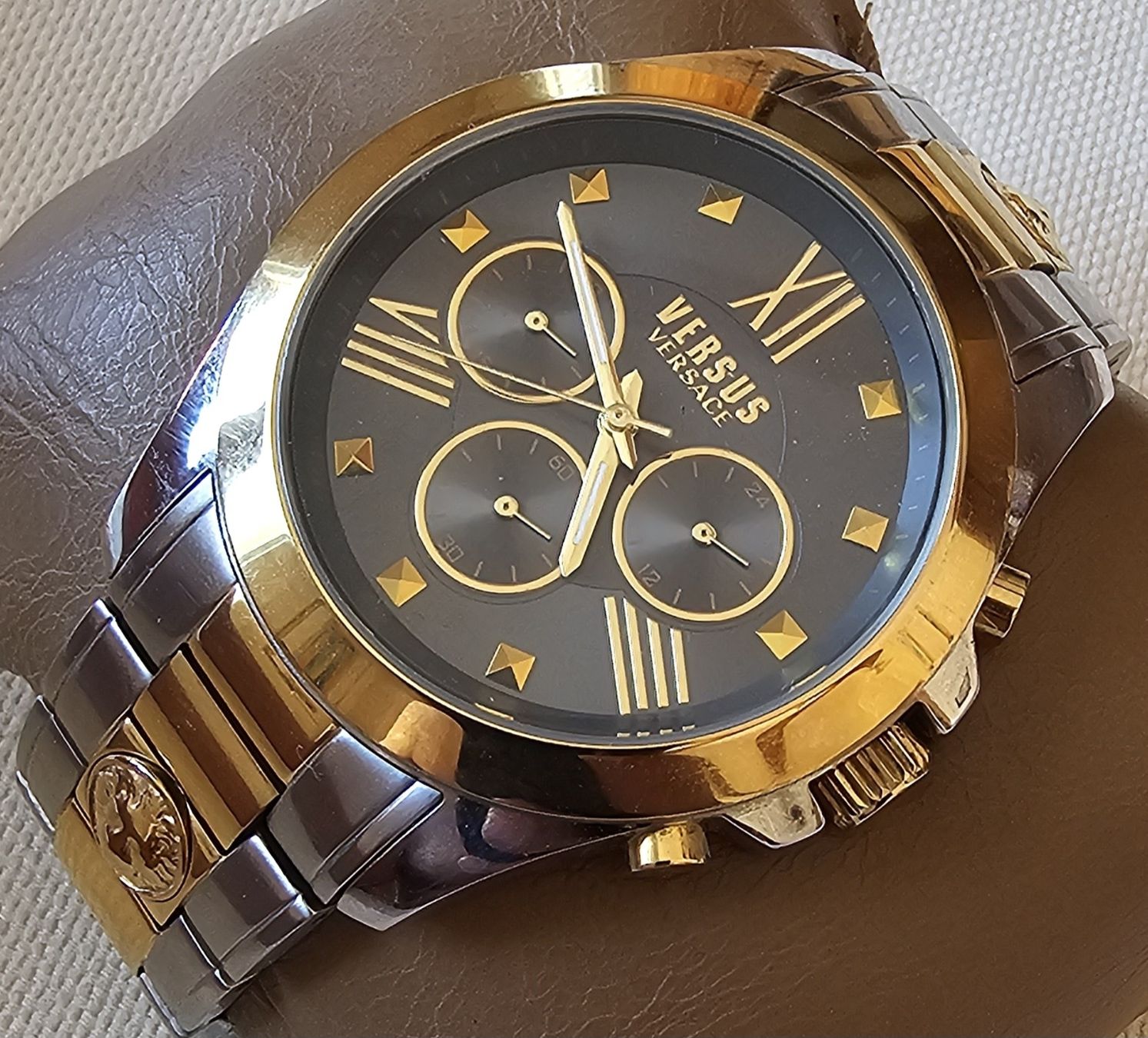 Versace Orologi: VERSUS VERSACE Chrono Elegante Herrenuhr 47mm – Usato da Speicher venduto da Lemore 1