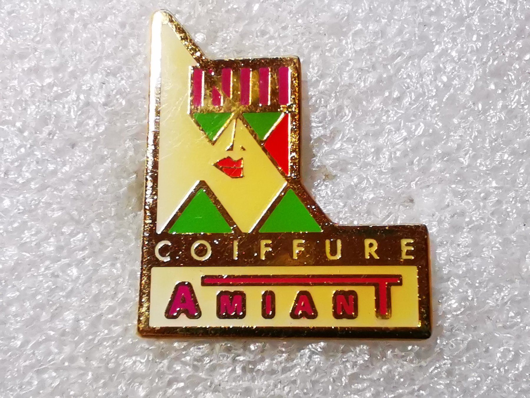 Placchette & Badge: Ansteckpin 64: Coiffure Amiant – Usato da Oppligen venduto da Pin-Fall-Shop