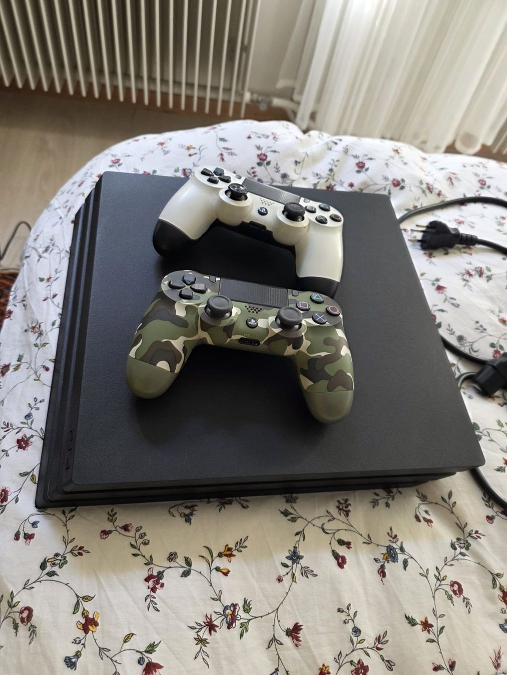 Sony Console: PlayStation 4 PRO  avec 2 manettes – Usato da Neuchatel venduto da StevChamb110 1