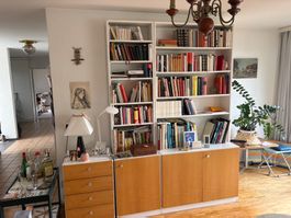 Bücherregal mit weissen Elementen und Holzfronten