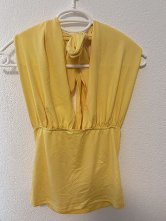 Damen Oberteil gelb rückenfrei mit Neckholder Bindung