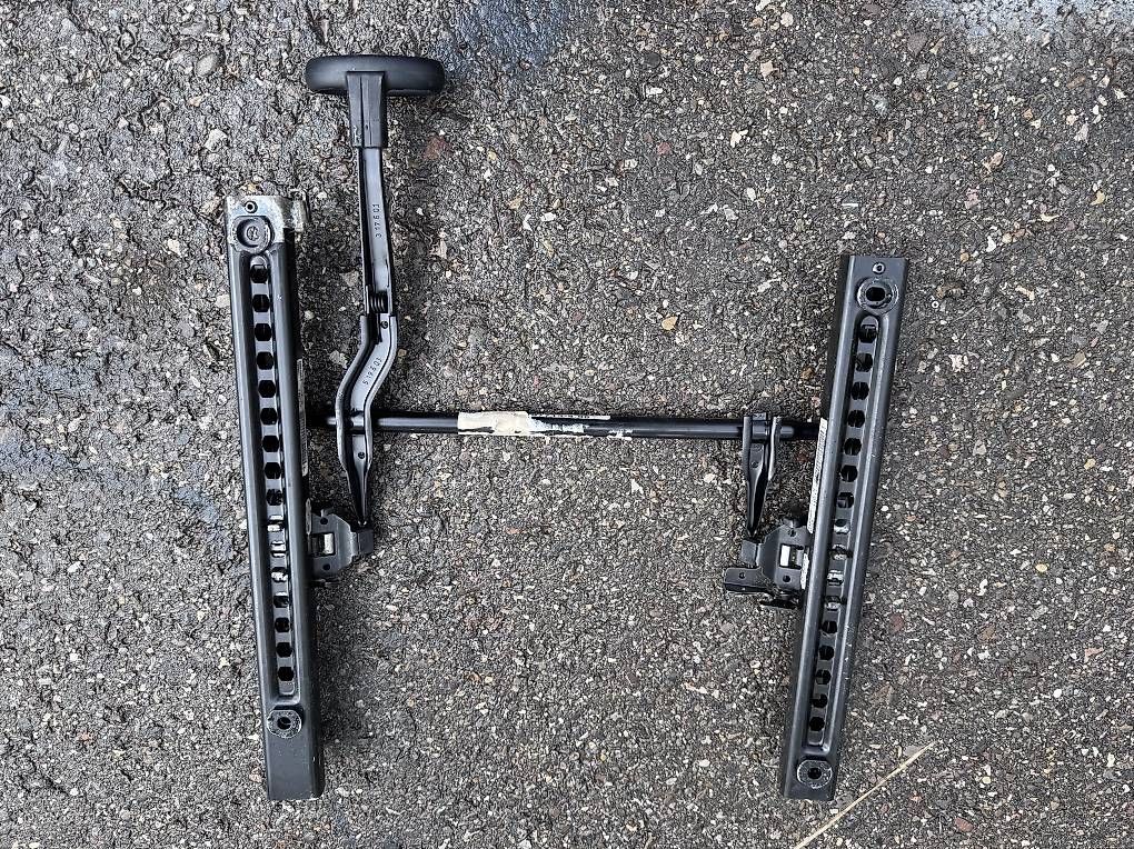 Tutti pezzi di ricambio auto: Glissière pour siége baquet – Usato da Ste Croix venduto da Barjot 1