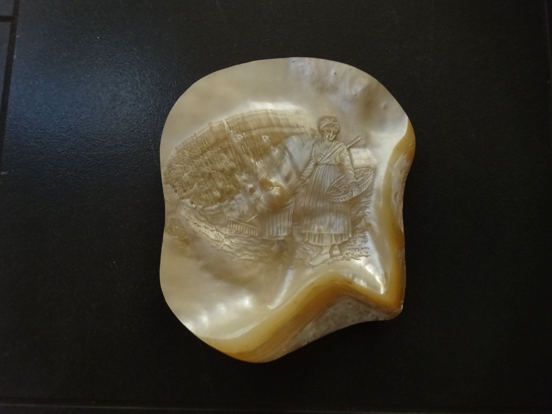 Skulpturen & Statuen: Muschelsucherin Perlmutt / Bretagne 19Jh. – Gebraucht aus Esslingen von FetteSchnecke