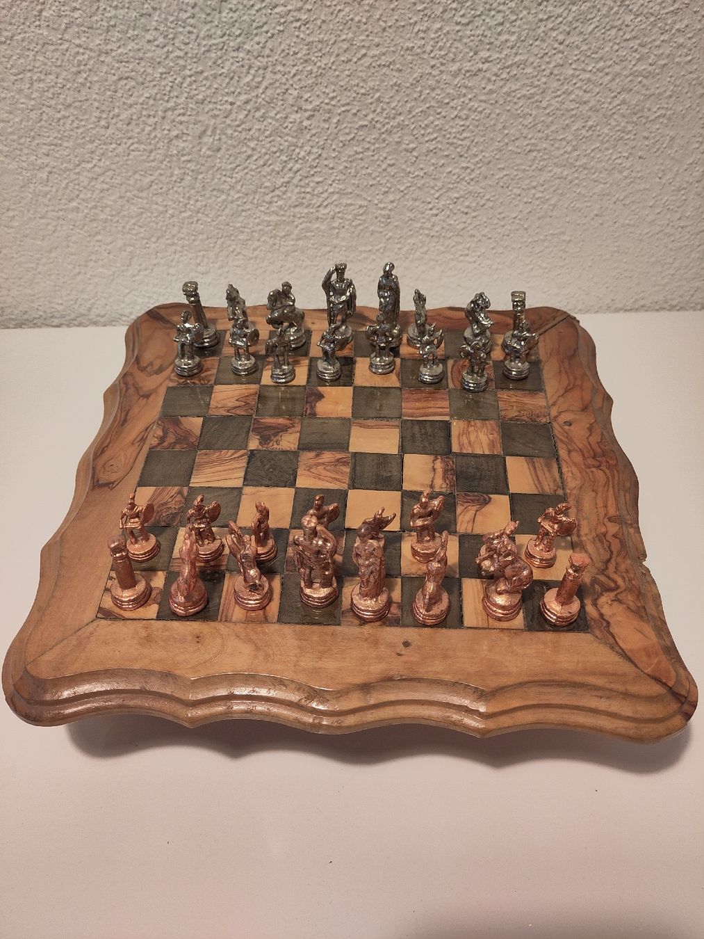 Giochi: Schachbrett aus Olivenholz – Nuovo (secondo la descrizione) da Zürich venduto da ili_jzy7