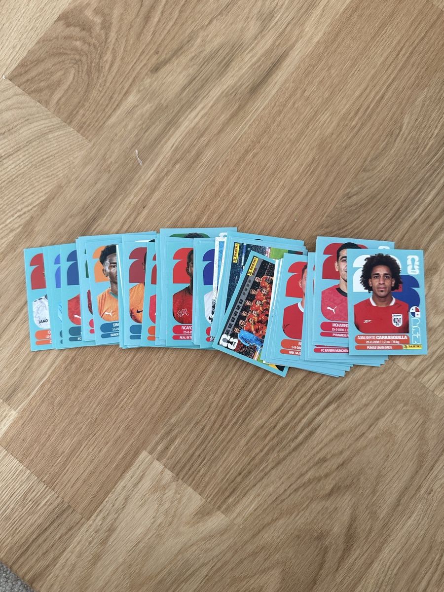 Panini Carte collezionabili: Lot panini 50 cartes à collectionner  – Nuovo (secondo la descrizione) da Boudevilliers venduto da Voirino
