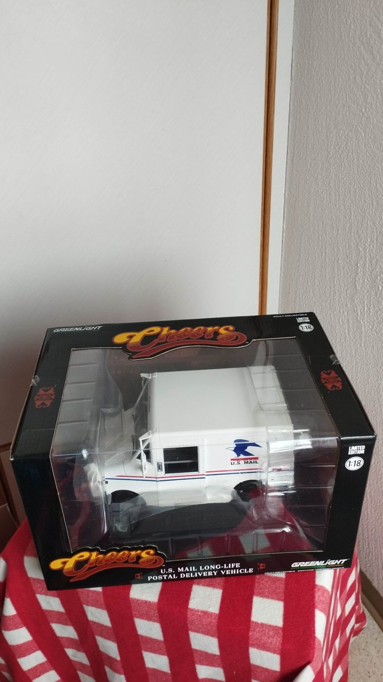 Greenlight Modellini d'auto: "Cheers" - U.S. Mail Postal Delivery Vehicle – Nuovo e nell'imballaggio originale da Chur venduto da oriori 1