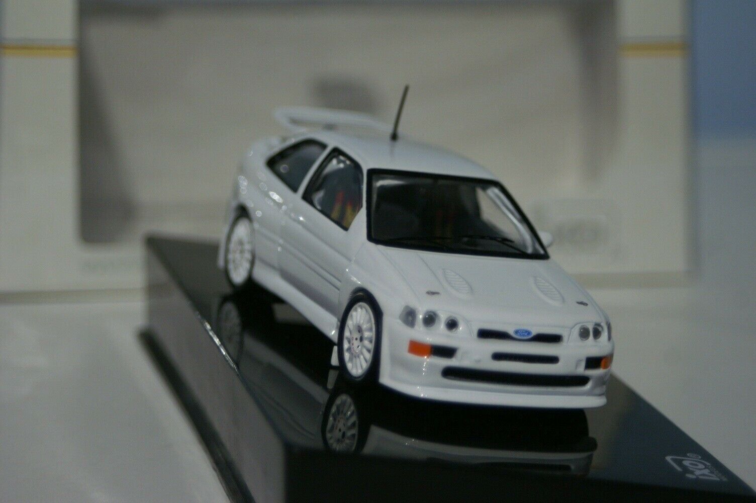 Ford Modellautos: Ford Escort RS Cosworth Plain Body Version 1994 weiss / – Neu und originalverpackt aus Gerlafingen von espero88 4