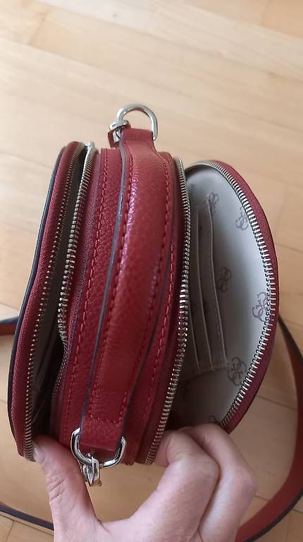 Sacs femmes: GUESS VIKKY CROSSBODY BAG – D'occasion à Allschwil par Camy061 2
