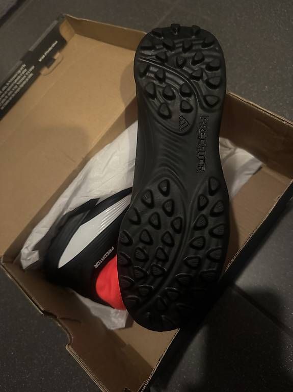 Adidas Schuhe für Jungen: Fussballschuhe Adidas Predator – Neu und originalverpackt aus Oberglatt ZH von lia_2jy2 1
